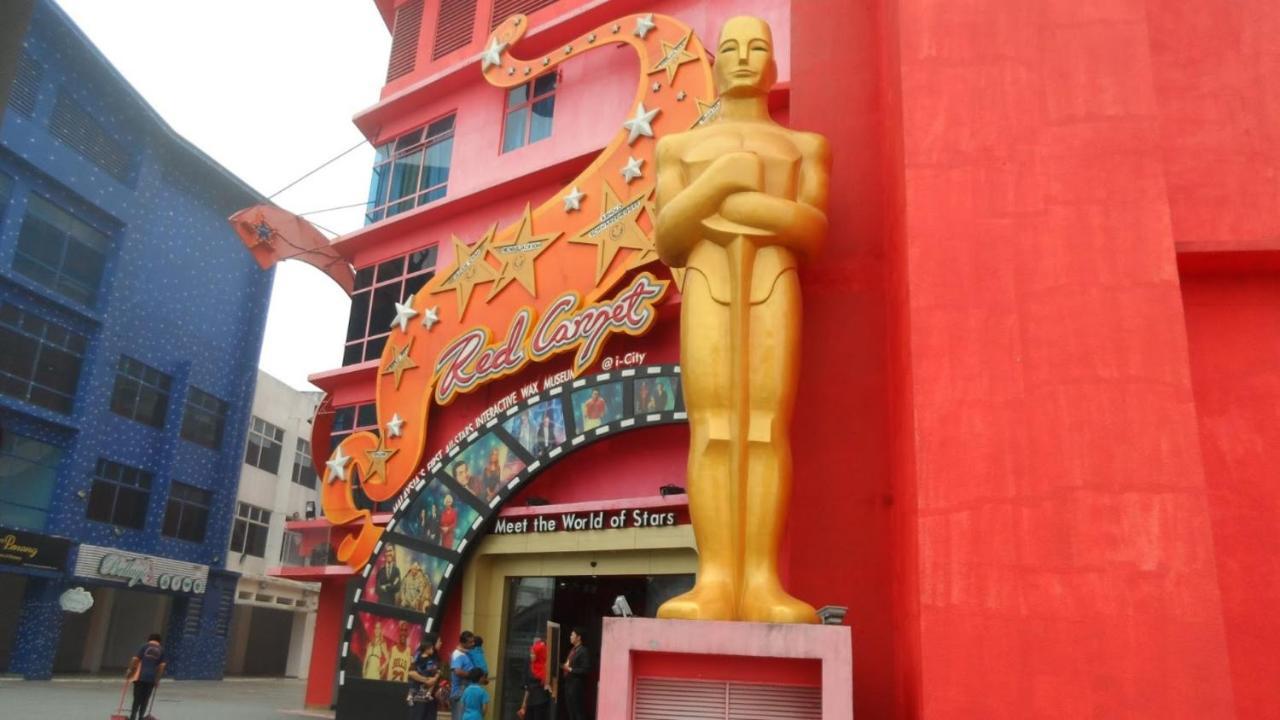 Sinar Rasa Homestay At I-Soho, I-City Shah Alam Exterior foto The entrance of the wax museum